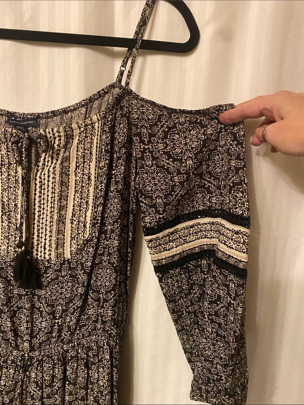 BNWOT American Eagle Boho Black and Cream Printed Cold-Shoulder Dress - Picture 5 of 7